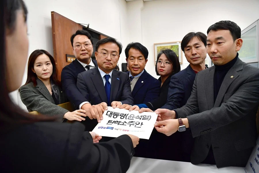 Oposición de Corea del Sur presenta una moción para destituir al presidente Yoon
