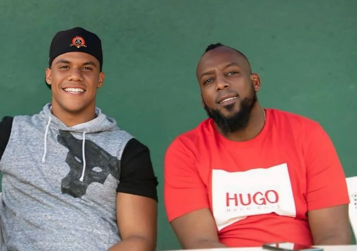 Vladimir Guerrero mostró su orgullo por el logro de Juan Soto, quien acaba de firmar el contrato más grande en la historia del deporte. “¡Felicidades, Soto! Hiciste historia. El contrato más grande del deporte no es casualidad, es trabajo duro, talento y dedicación. ¡Sigue poniendo nuestra bandera en alto!”, dijo Vladimir en un mensaje lleno de emoción. Juan Soto, con 26 años, firmo un contrato de 15 años por 765 millones de dolares con los Mets. Este acuerdo supera el que Shohei Ohtani firmó con los Dodgers el año pasado por 700 millones. Ahora, Soto sera una de las estrellas principales de los Mets, junto a Francisco Lindor. Este logro no solo marca un momento importante en su carrera, sino que tambien llena de orgullo a la República Dominicana.
