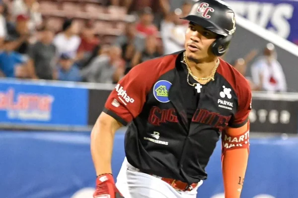 Gigantes se acercan a medio del Escogido en el cuarto