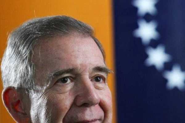 Edmundo González llega a Guatemala tras salir de República Dominicana, en la continuidad de su gira por América