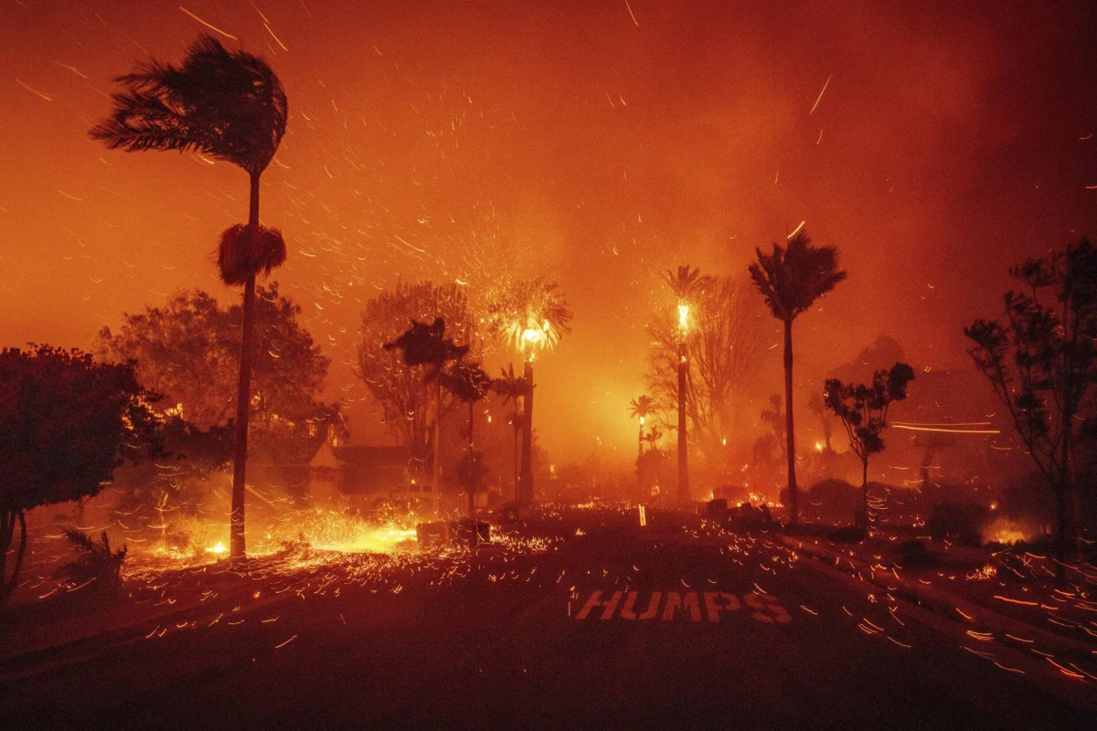 Residentes ignoran órdenes de evacuación en Los Ángeles para tratar de salvar sus casas
