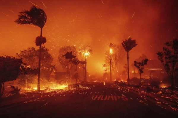 Residentes ignoran órdenes de evacuación en Los Ángeles para tratar de salvar sus casas