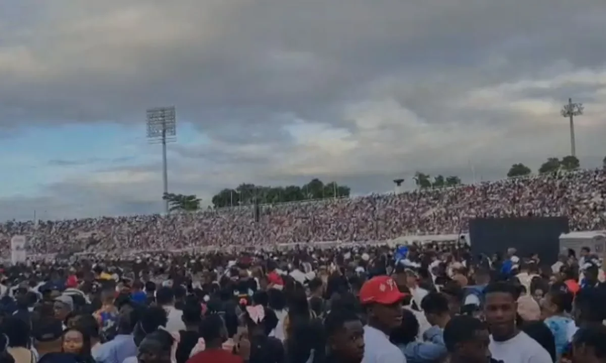 Miles de personas asisten a la Batalla de la Fe en el Estadio Olímpico