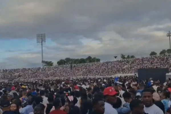 Miles de personas asisten a la Batalla de la Fe en el Estadio Olímpico