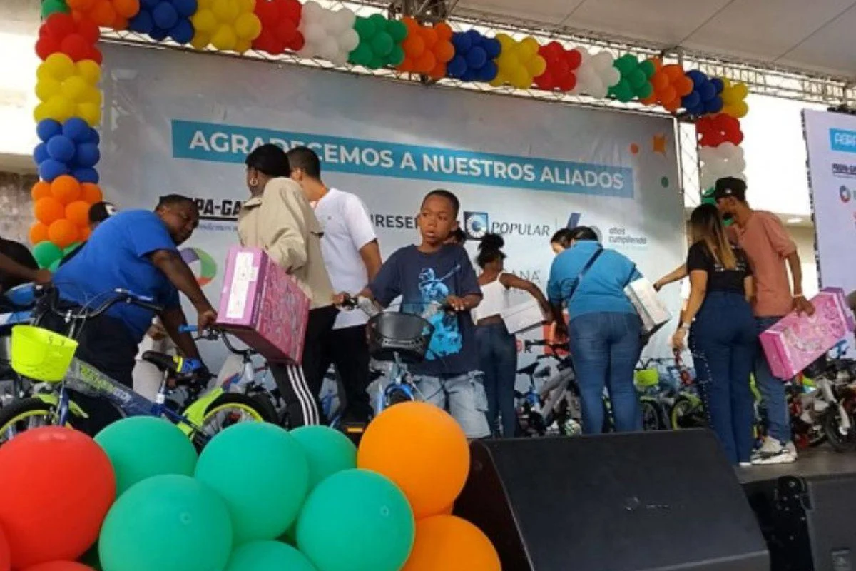 Decenas de personas acuden en víspera de Reyes a intercambiar “Plásticos por Juguetes”