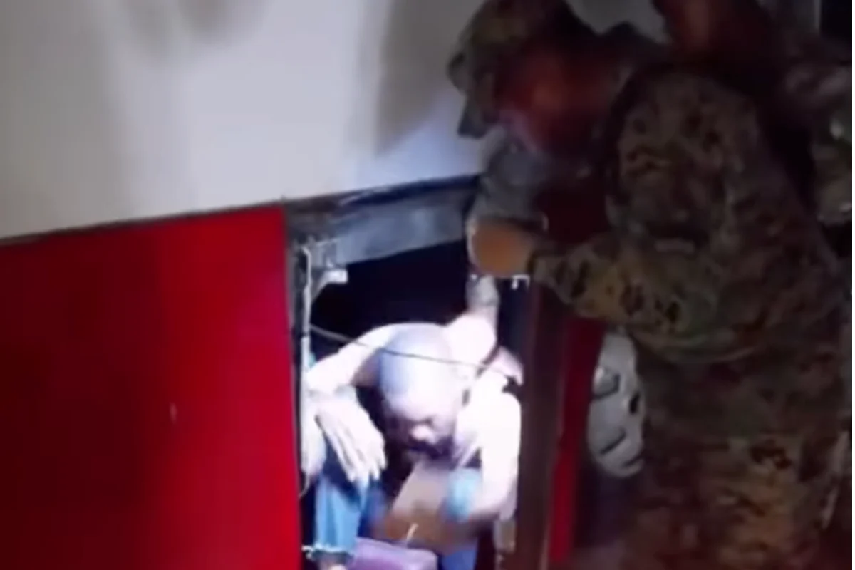 ¡Escondidos hasta en el maletero! Ejército dominicano detiene autobús con 24 haitianos irregulares