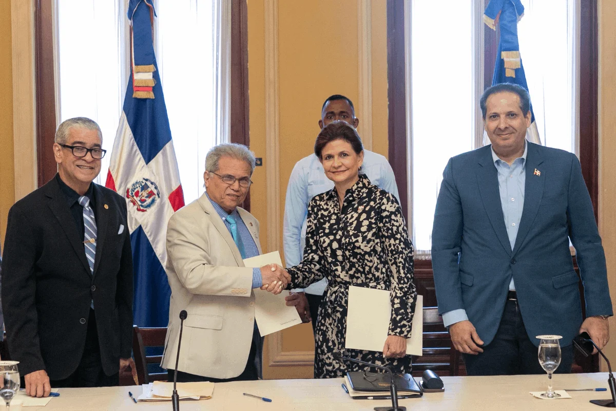 Raquel Peña firma acuerdo histórico entre el Gobierno y el Colegio Médico Dominicano