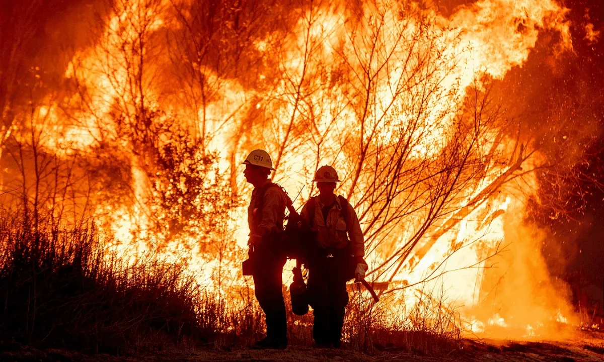 California enfrenta un nuevo incendio en plena alerta por fuertes vientos