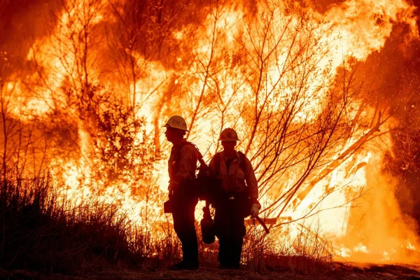California enfrenta un nuevo incendio en plena alerta por fuertes vientos