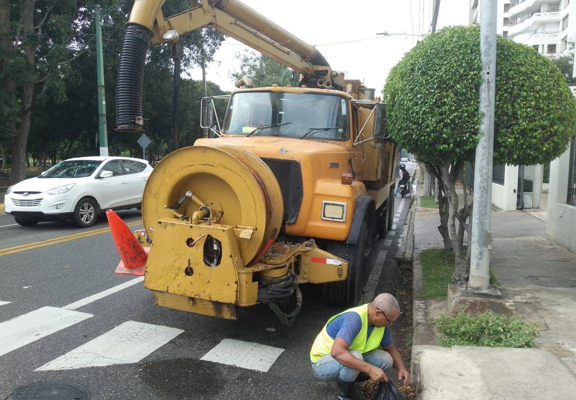 Alcaldía del DN intensifica operativos de limpieza de imbornales ante efectos de vaguada
