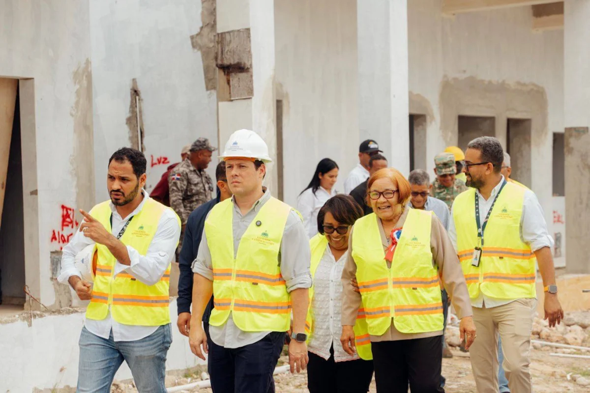 Ministro Bonilla supervisa avances en construcción de centros penitenciarios en San Juan y Barahona