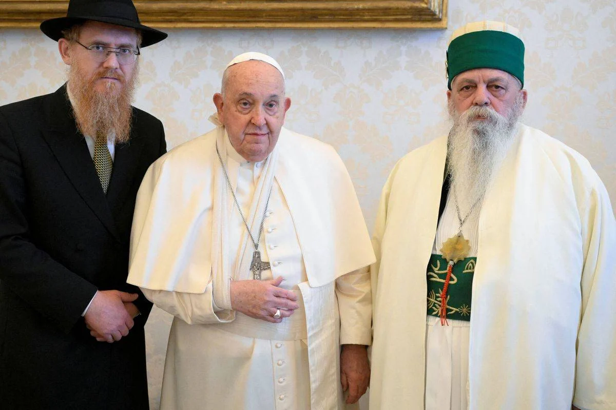 El papa Francisco sufre una caída sin fracturas y le inmovilizan el brazo por precaución