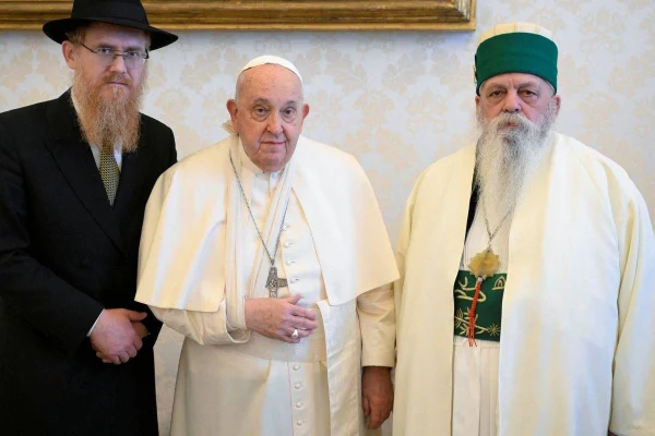 El papa Francisco sufre una caída sin fracturas y le inmovilizan el brazo por precaución