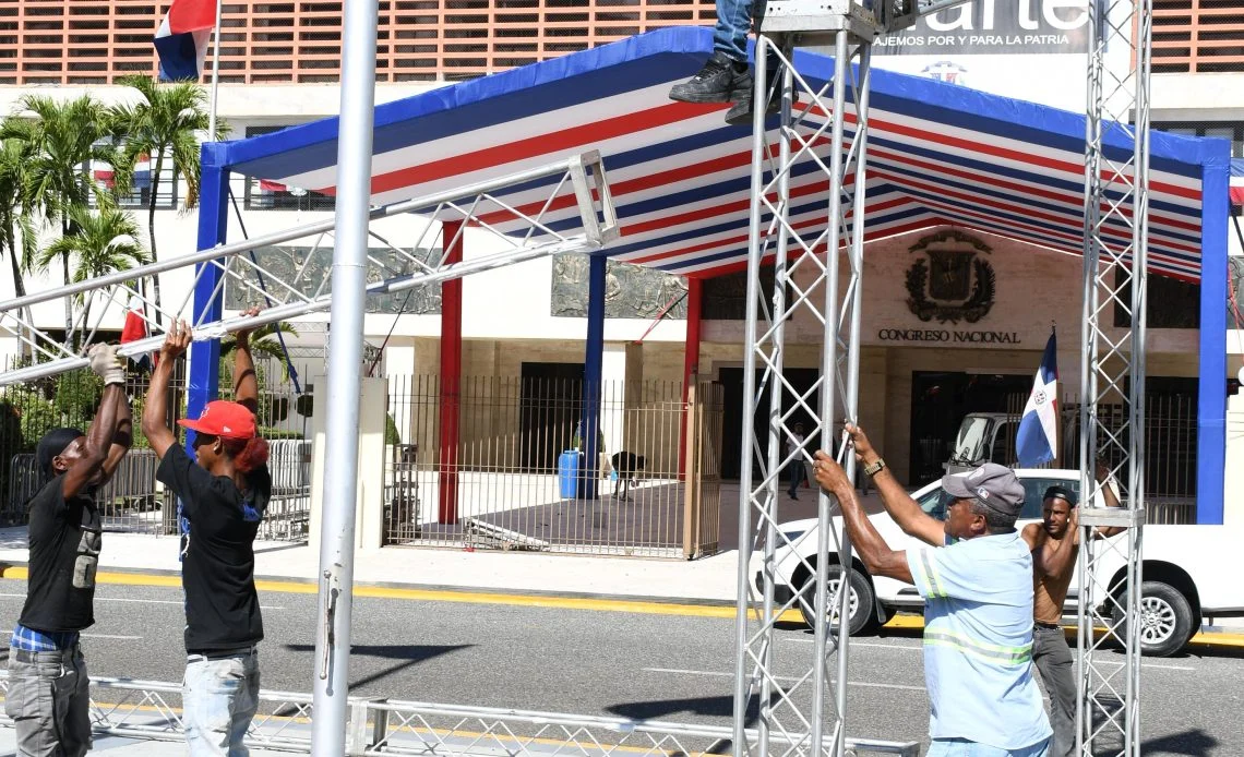 Avanzan trabajos para montaje del acto  rendición de cuentas del presidente Abinader