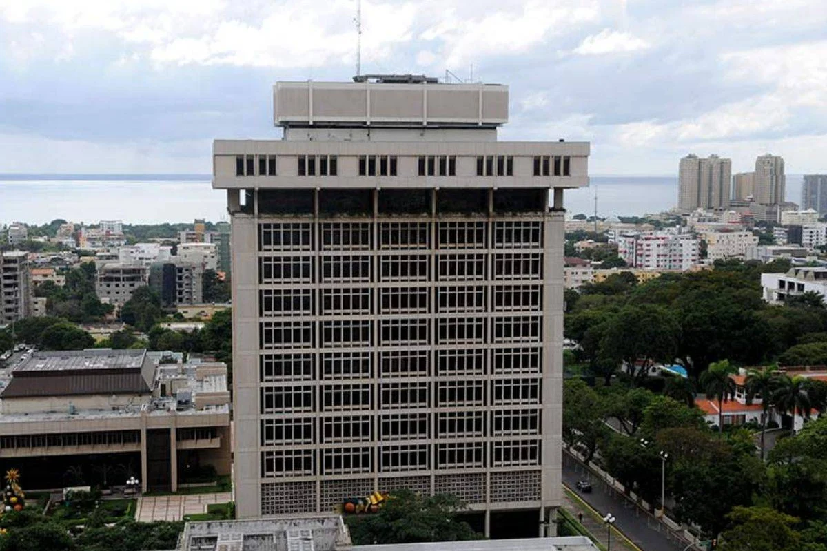 Tasas altas por más tiempo, fortaleza del dólar y menor crecimiento en RD