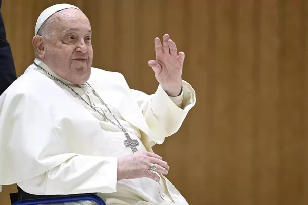 El papa se levanta y se puede sentar, mientras sigue tratamiento para neumonía bilateral