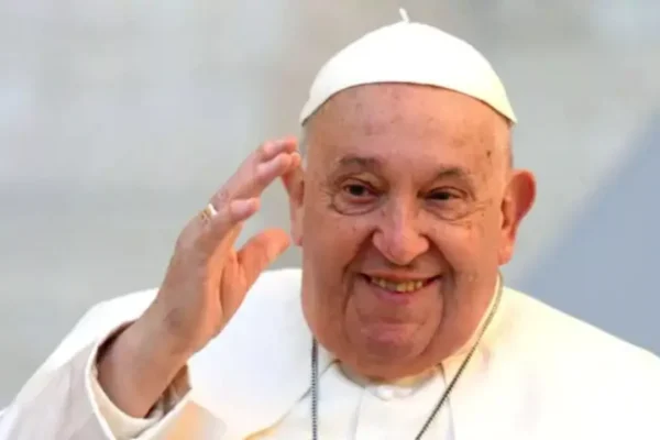 El papa Francisco evoluciona bien y espera resultados médicos