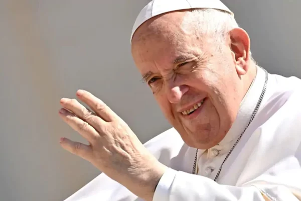 El papa Francisco muestra leve mejoría y respira cierto alivio