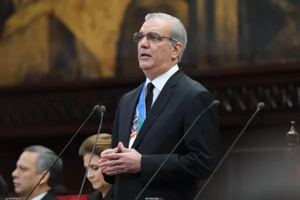 Abinader dice que aspira a erradicar el embarazo adolescente y reducir la mortalidad infantil