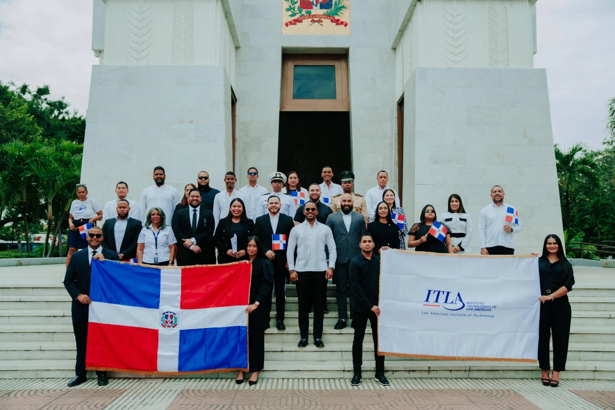 ITLA presenta ofrenda floral en honor al Mes de la Patria