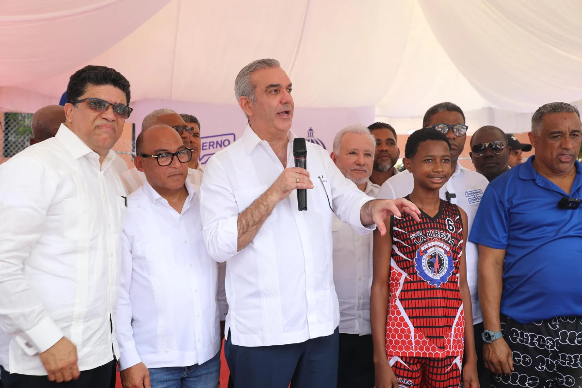 Presidente Abinader recorre el sector La Ureña donde lleva programa Gobierno Contigo