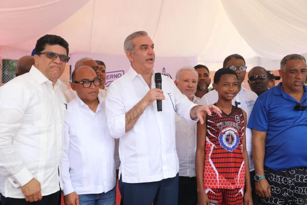 Presidente Abinader recorre el sector La Ureña donde lleva programa Gobierno Contigo