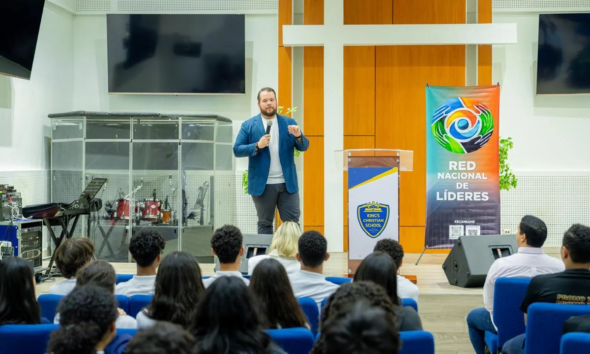 Orlando Jorge Villegas imparte charla a estudiantes de secundaria sobre la importancia de la inteligencia emocional