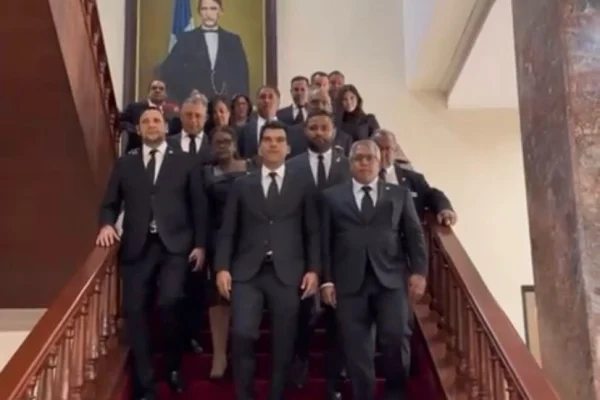 Wellington Arnaud sale del Congreso acompañado de diputados que respaldan sus aspiraciones presidenciales