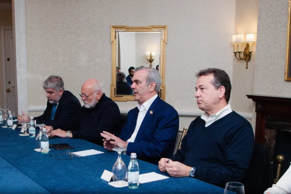 Abinader se reúne con empresarios dominicanos en Washington