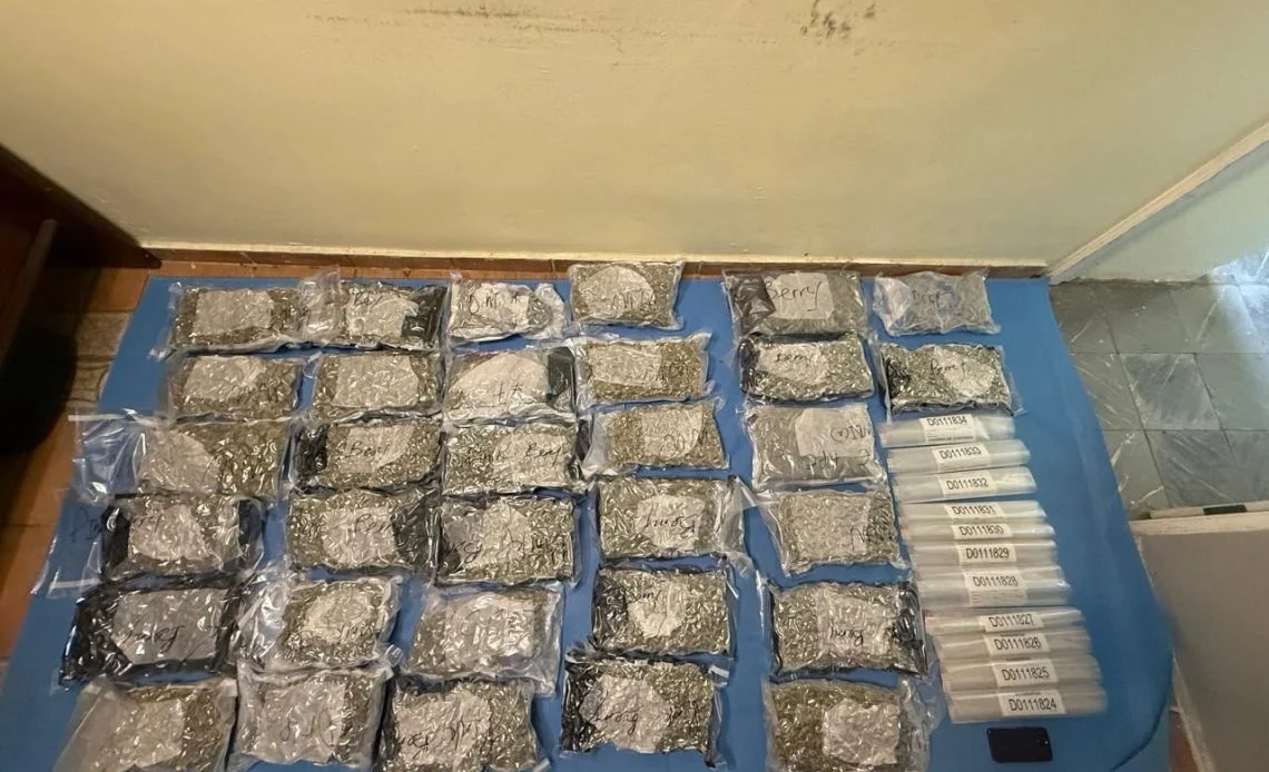 Arrestan extranjero e incautan 32 paquetes de marihuana