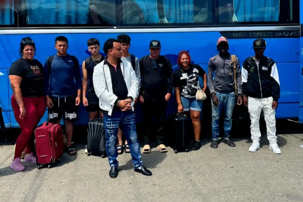 Ejército detiene a cinco cubanos y tres haitianos por migración irregular en Loma de Cabrera
