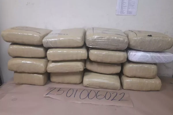 Confiscan 16 paquetes de marihuana y apresan ocho hombres
