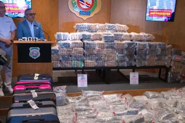 Interceptan en el aeropuerto de La Romana siete canadienses con 11 maletas llenas de marihuana