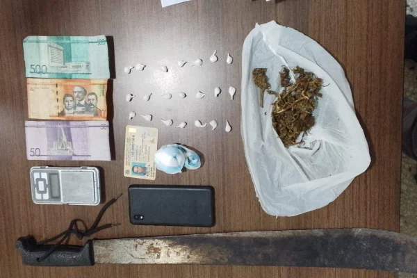 Policía ocupa armas, drogas y recuperar objetos robados en operativos en Monte Plata