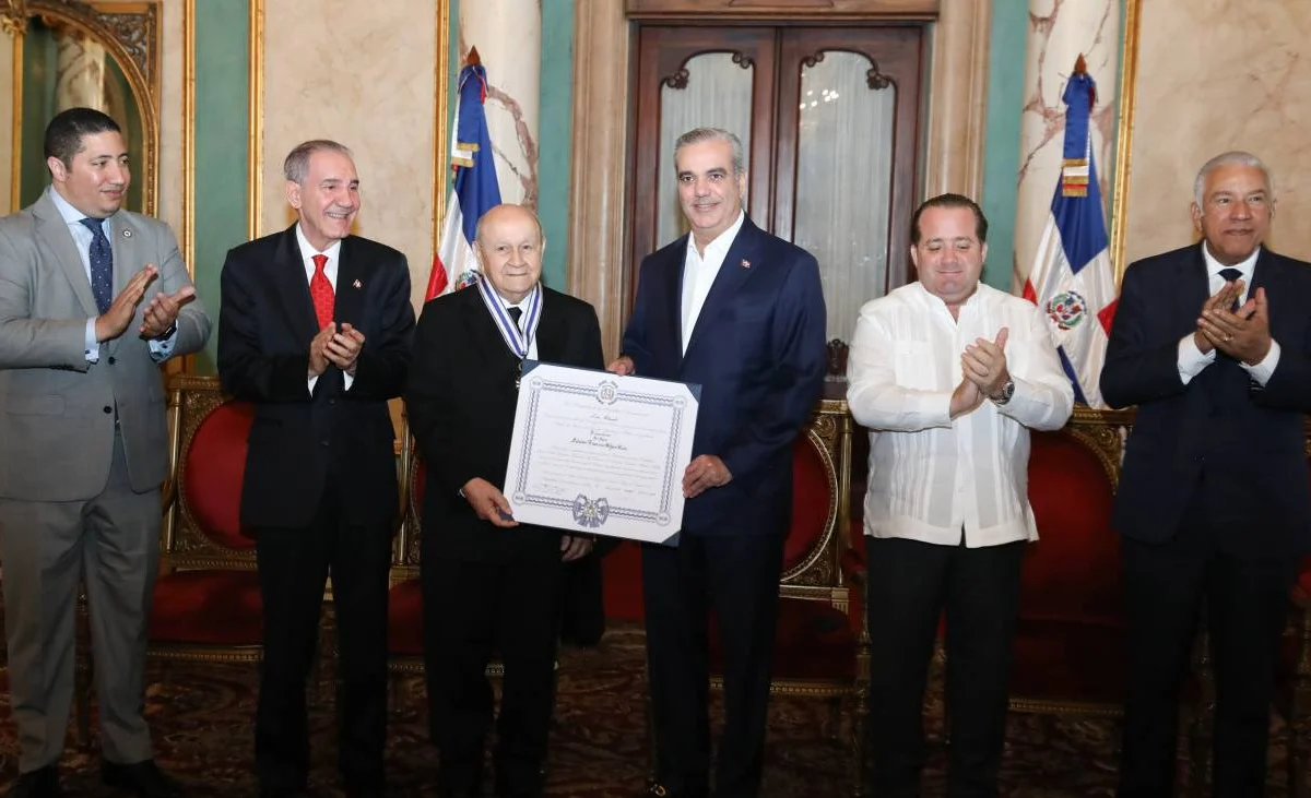 Abinader condecora a Salvador Francisco Holguín con la Orden Duarte, Sánchez y Mella