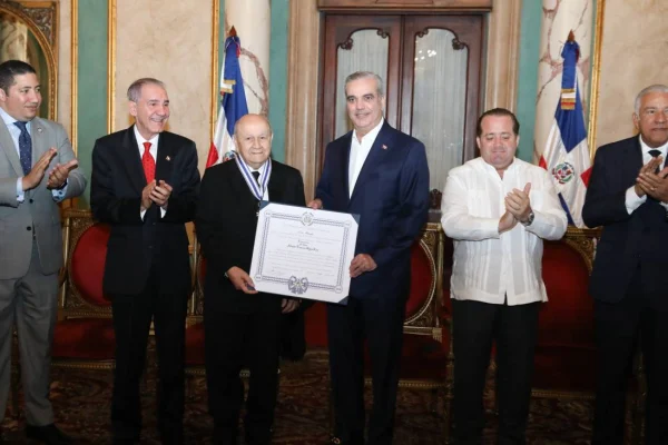Abinader condecora a Salvador Francisco Holguín con la Orden Duarte, Sánchez y Mella