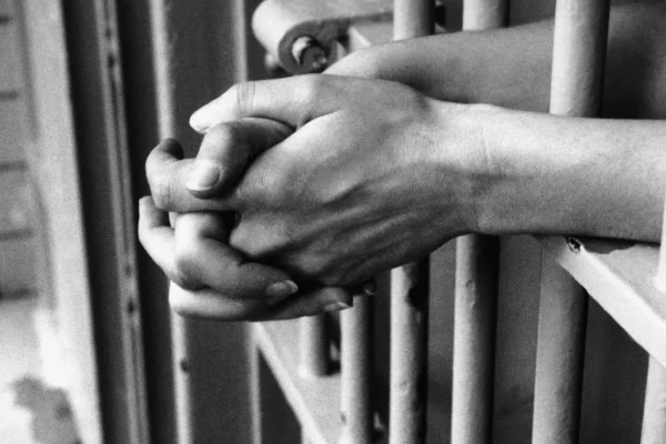 Prisión preventiva contra implicado en red de estafadores de adultos mayores