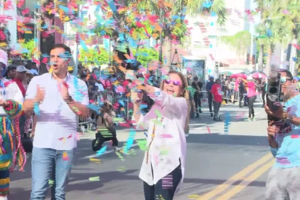 Más de 80 comparsas llenan de colorido el Desfile de Carnaval 2025