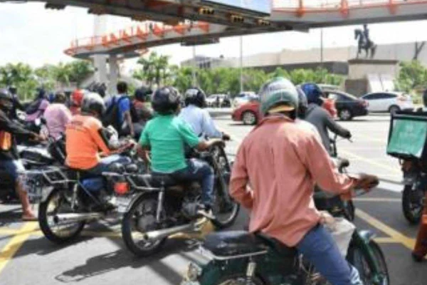 El 80% de los motoristas en el país circula sin casco, revela estudio