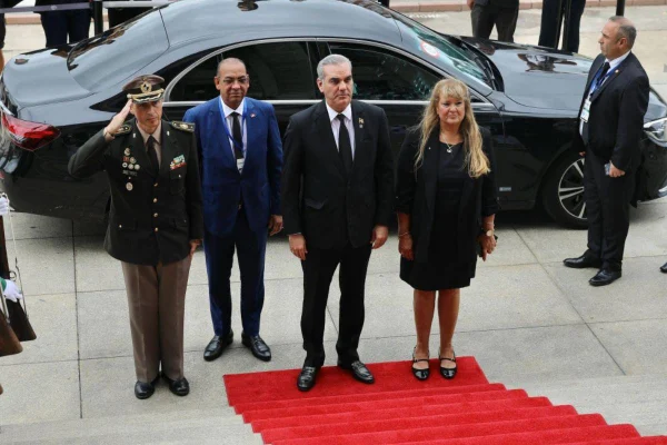 Abinader regresa al país tras visita oficial a Uruguay y reuniones bilaterales