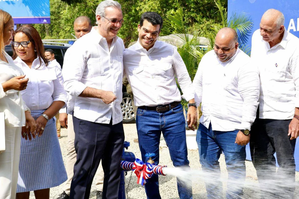 El presidente Luis Abinader y Wellington Arnaud, director del INAPA, dejaron inaugurada la ampliación del acueducto Maimón, en la provincia monseñor Nouel