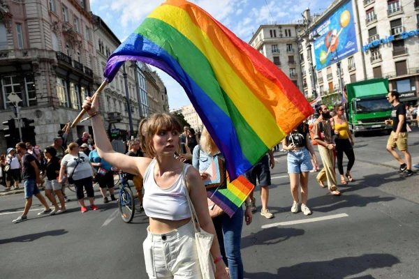 Hungría prohíbe desfile del Orgullo LGTBI para "proteger a los niños"