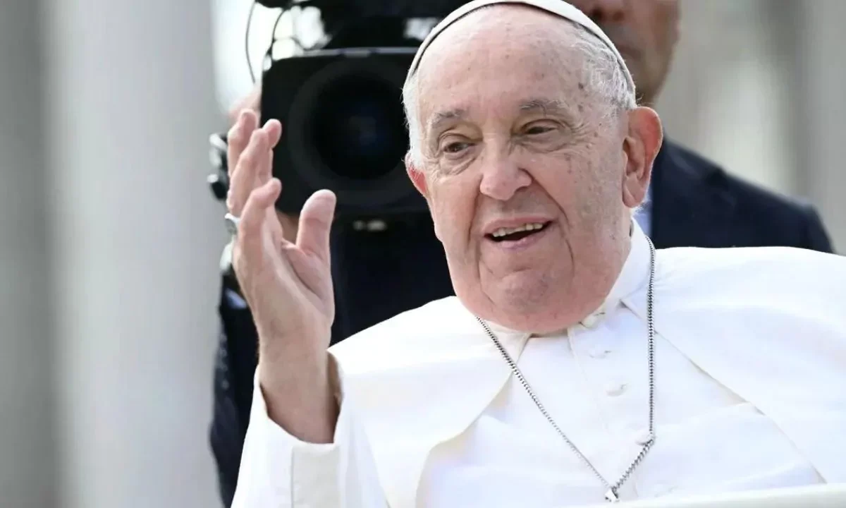 Papa Francisco avanza en su tratamiento tras dejar la ventilación mecánica
