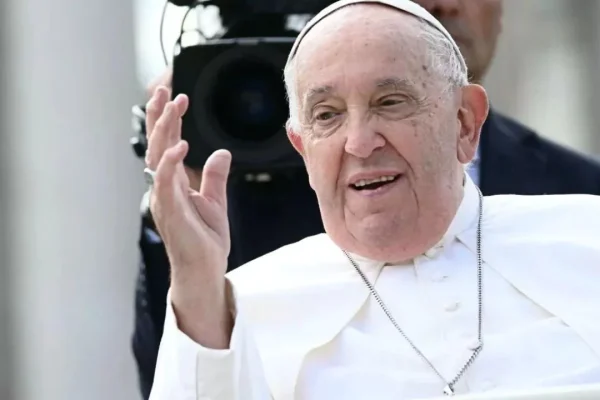 Papa Francisco avanza en su tratamiento tras dejar la ventilación mecánica