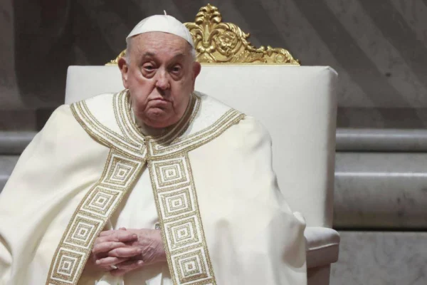 El papa sufre dos episodios de insuficiencia respiratoria aguda tras 18 días hospitalizado