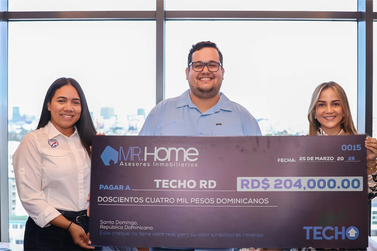 Mr. Home Asesores y LIDOM entregan fondos a Techo