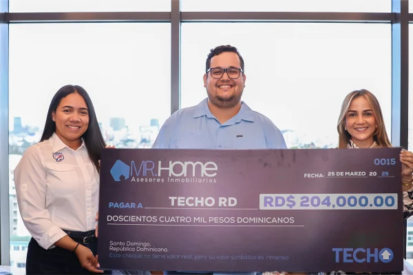 Mr. Home Asesores y LIDOM entregan fondos a Techo