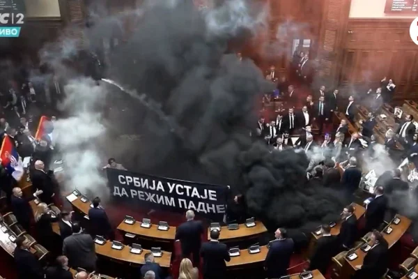 Varios heridos en un altercado con bombas de humo en el Parlamento de Serbia