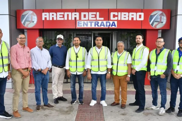 Kelvin Cruz realiza evaluación del techo de La Gran Arena del Cibao