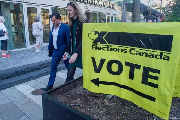 Canadá empieza a votar en unas elecciones generales marcadas por Trump y sus amenazas
